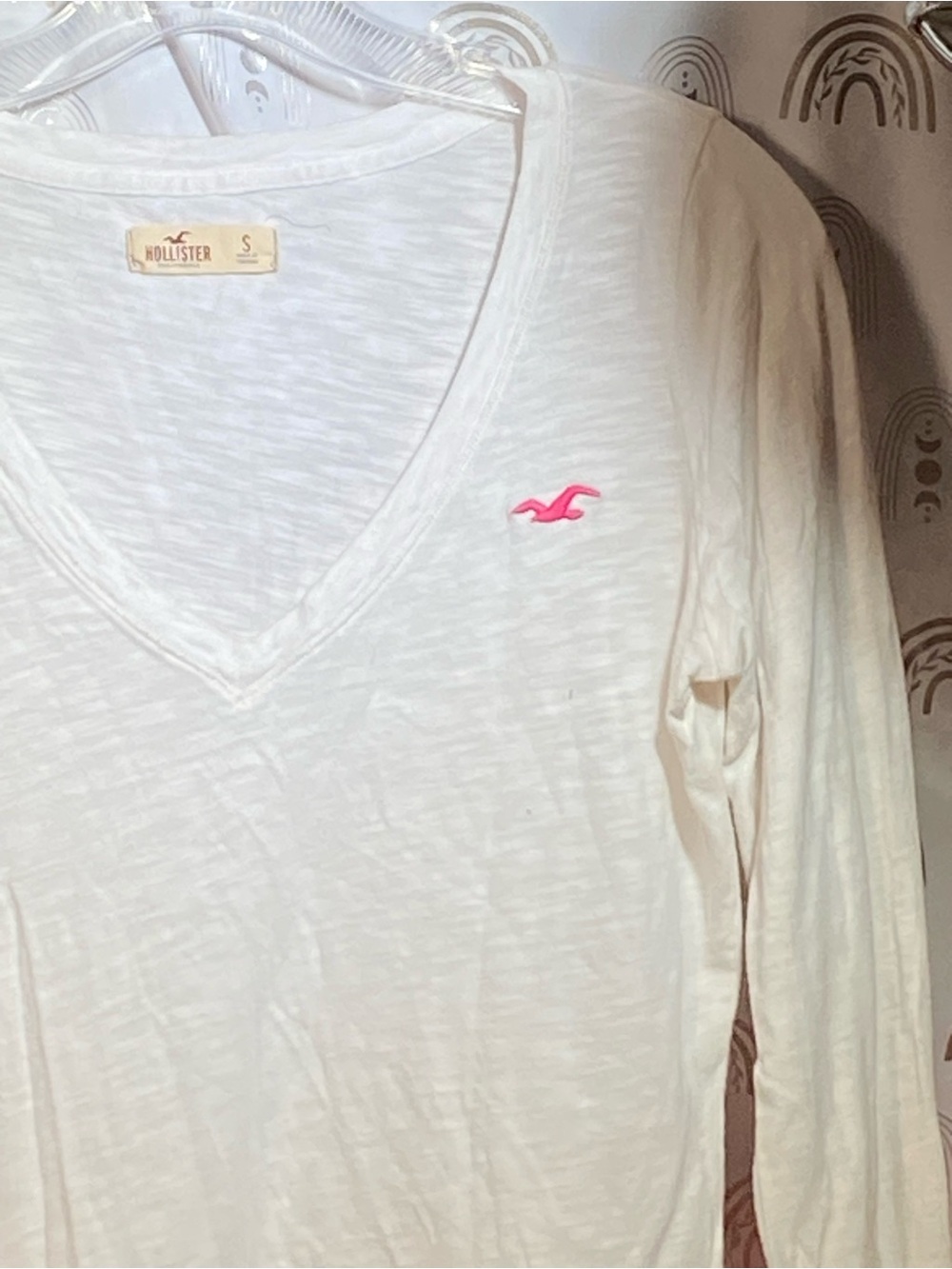 Hollister White V-Neck Long Sleeve Tee with Pink Logo - Picture 2 of 6